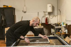 Ein Künstler zeigt wie die Lithografie funktioniert